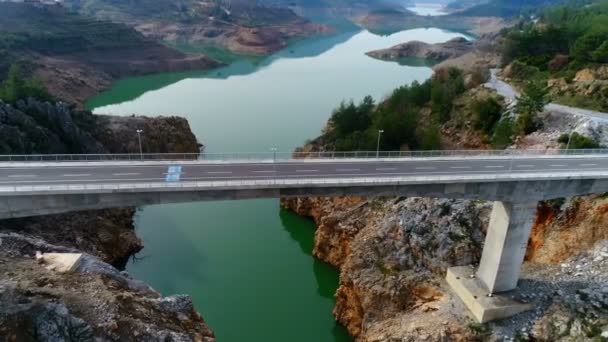 Volo aereo di elicottero sopra il ponte nelle splendide montagne verdi del Toro sopra l'affascinante blu del fiume Dim ad Alanya, Turchia. 4k. — Video Stock