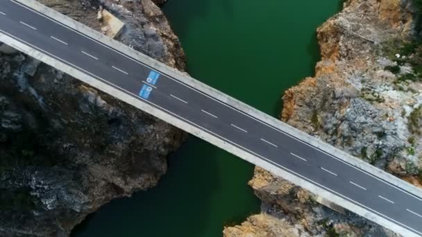 Sopra la vista dell'elicottero. Sto salendo. Il ponte che attraversa il bellissimo fiume Dim e le verdi montagne del Toro. Posizione Alanya, Turchia. — Video Stock