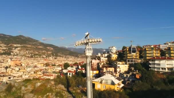 El teleférico se mueve sobre la soleada Alanya. Imágenes de drones de la provincia de Antalya en Turquía. — Vídeos de Stock