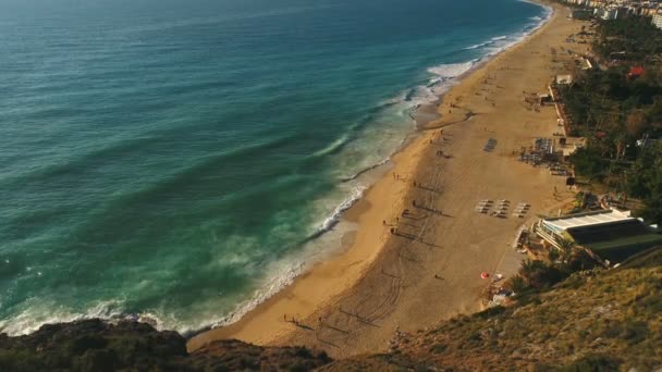 Panorama vista panorámica de la ciudad de Alanya, su playa bañada por el mar Mediterráneo y hermosas montañas verdes de Tauro al sol. Imágenes de drones, cámara lenta, 4k. — Vídeos de Stock