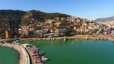 Türkiye 'nin Antalya ilindeki güzel güneşli Alanya kasabasının helikopter görüntüsü. Akdeniz 'in büyüleyici manzarası.