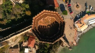 Türkiye 'nin Altanya ilindeki güzel Alanya kentinde dönen helikopterin manzarası Akdeniz tarafından fazla yıkandı. Yaz zamanı, ağır çekim, 4K. Panorama görünümü.