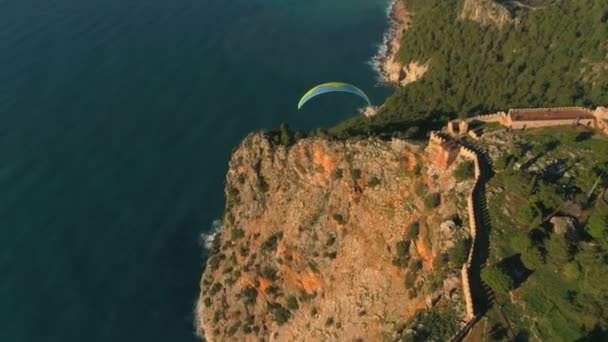 Il paracadute jumper sorvola il bellissimo panorama della soleggiata città di Alanya, famosa Fortezza e montagne bagnate dal Mar Mediterraneo. Filmato drone, 4k. — Video Stock