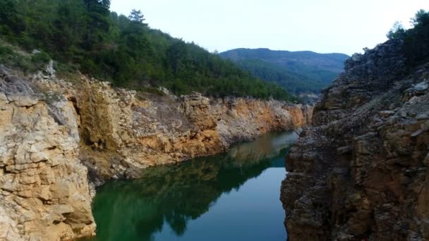 Αλάνια, Τουρκία. Αργή κίνηση. Η εναέρια πτήση drone overpretty bluee Dim River και Taurus Βουνό καλύπτονται με πράσινο δάσος. Υπέροχο ορόσημο. — Αρχείο Βίντεο