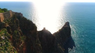 Helikopter uçuşu. Türkiye 'nin Antalya ilinin güneşli Alanya ilçesinde Akdeniz tarafından sular altında bırakılan Taurus Dağları' nın güzel manzarası.