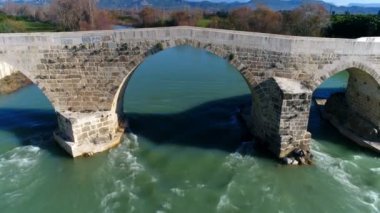 Antalya 'nın güzel Eurymedon Nehri üzerindeki eski tarihi Seljuk köprüsündeki insansız hava aracı görüntüsü.
