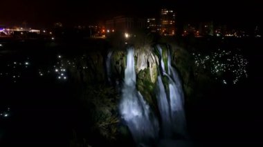 Türkiye 'nin Antalya kentindeki Lower D den Falls' un güzel manzarası. Uçan helikopter. Yavaş çekim.