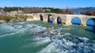 Antalya ili, Türkiye konumu. Yaz zamanı. Helikopter, Eurymedon Nehri üzerindeki antik tarihi Seljuk köprüsünün üzerinde uçuyor. Büyüleyici bir yer. 4k.