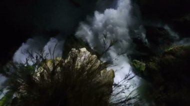 Geceleri akan güzel Lower D den Falls 'un helikopter görüntüsünün üzerinde. Antalya, Türkiye 'nin yeri. 4k.