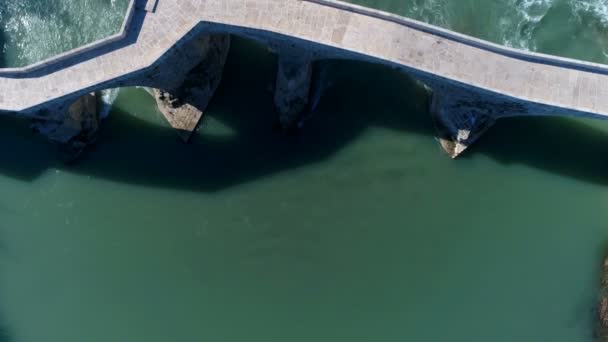 Πάνω από την άποψη από ιπτάμενο ελικόπτερο στη γέφυρα Seljuk πάνω από τη ροή του ποταμού Ευρυμέδων. Επαρχία Αντάλια, Τουρκία. Όμορφο τοπίο. Αργή κίνηση, 4k. — Αρχείο Βίντεο