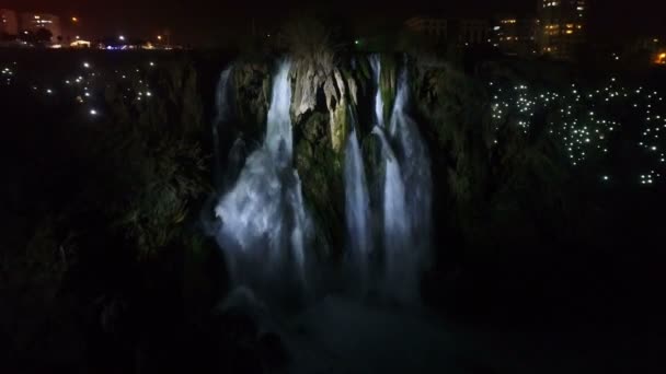 Χαμηλότερα D den Falls τη νύχτα. Πτήση με ελικόπτερο στην Αττάλεια της Τουρκίας. Όμορφο ορόσημο. Αργή κίνηση, 4k. — Αρχείο Βίντεο