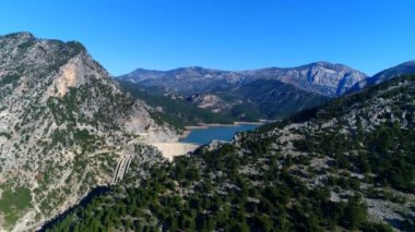 Güzel Akdeniz 'in uçan helikopterinden manzara. Etrafı sık orman ve tepelerle çevrili Taurus dağlarıyla çevrili..
