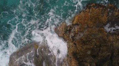 Deniz köpüklü dalgalar Taurus Dağları 'ndaki kayalara çarpıyor. Helikopterden görüntü geliyor. Antalya Bölgesi.