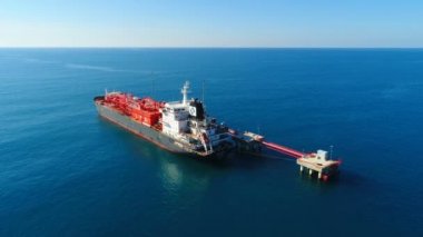 Akdeniz 'de gaz üretiyorlar. Yüzen gaz taşıyıcısının üzerinde uçan helikopter. Ağır çekim, 4K. Güneşli bir gün. Gazipasa, Antalya ili, Türkiye.