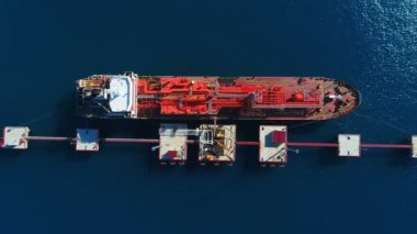 Gaz tankerinin üst görüntüsü deniz boyunca yüzerken gaz üretiyor. İHA havalanıyor. Gazipasa, Antalya ili, Türkiye.