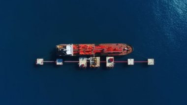 Gaz tankerinin deniz boyunca yüzerken gaz taşıma görüntüsü. Drone yükseliyor. Mavi arka plandaki gaz taşıyıcısı. Gazipasa, Antalya ili, Türkiye.