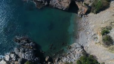 Türkiye 'nin Antalya ilindeki Akdeniz Gazipasa ve yeşil Taurus Dağlarının güzel doğasını sular altında bıraktı. Üst Manzara. Helikopter kalkıyor..