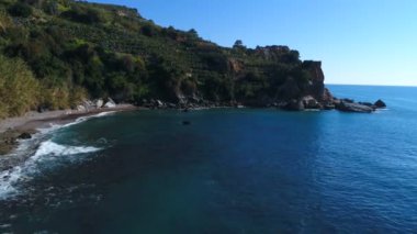 Türkiye 'nin Gazipasa, Antalya ilindeki büyüleyici Taurus Dağlarını aşındıran güzel Akdeniz üzerinde uçan dronun hava görüntüsü.