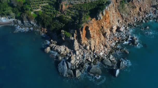 Top view from flying up drone at the beautiful Taurus Mountains covered with forests and overwashed by Mediterranean sea in Gazipasa, Antalya province in Turkey — Stok Video