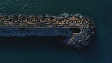 Üst helikopter görüntüsü Gazipasa Körfezi 'nde taşlarla kaplı. Antalya ili, Türkiye. Güneşli bir gün. 4K, ağır çekim. Helikopter yukarı çıkıyor..