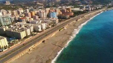 Akdeniz Mahmultar 'ın üzerinde uçan helikopterin havadan görünüşü çok güzel, güneşli Mahmultar. Antalya, Türkiye.