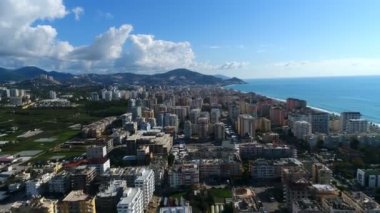 Türkiye 'nin Antalya ilindeki Taurus Dağları ile çevrili güzel Mahmultar kentinin helikopterinden çıkan panorama. İnsansız hava aracı görüntüleri.