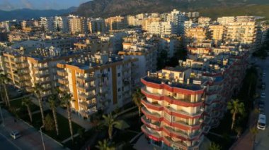 Antalya ilinin Mahmultar ilçesinin panorama görüntüleri. Taurus Dağları 'nın arkasındaki binanın üzerinde yakın plan uçan helikopter..