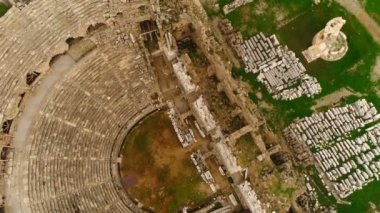 Kenar, Türkiye 'deki tarihi Antik Tiyatro' nun etrafında uçan helikopterin daire içine alınmış görüntüleri. Yavaş çekim, 4k.