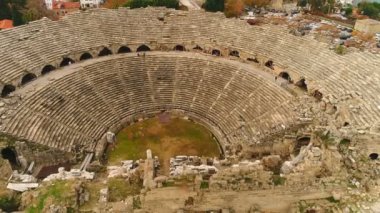 Türkiye 'nin Side kentindeki tarihi Antik Tiyatro' ya helikopter uçuşu. Yakın çekim görüntüleri. Yavaş çekim, 4k.