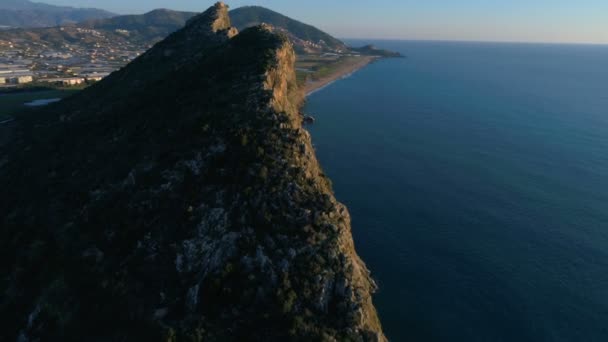 Sunny Gazipasa, prowincja Antalya w Turcji. Latający helikopter nad pięknymi górami Taurus porośniętymi lasami i zalany morzem śródziemnomorskim. Widok na miasto w tle. — Wideo stockowe