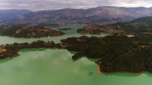 Blick auf die Stadt Managvat in der Provinz Antalya, Türkei. Der Fluss Manvgat überschwemmt die wunderschönen, mit dichten Wäldern bedeckten Berge. — Stockvideo