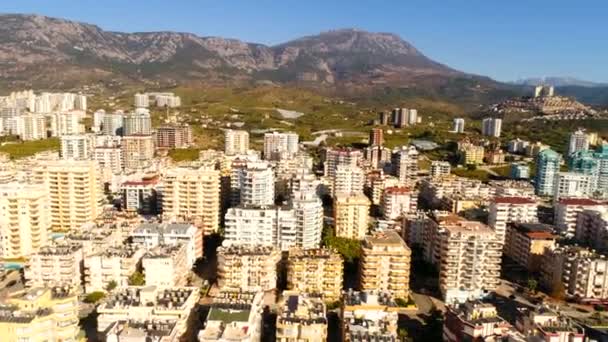 Elicottero volante sopra bella città Mahmutlar in montagne del Toro. Provincia di Antalya in Turchia. Rallentatore, 4k. — Video Stock