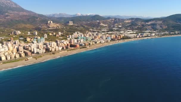 Panorama des drones volants au-dessus de la mer Méditerranée surplombant la belle ville Mahmutlar et les montagnes du Taureau dans la province d'Antalya, Turquie — Video