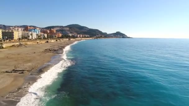 Flying copter over beautiful beach in Mahmutlar town surrounded by greeny Taurus Mountains and Mediterranean sea in Antalya Province, Turkey. — Stock Video