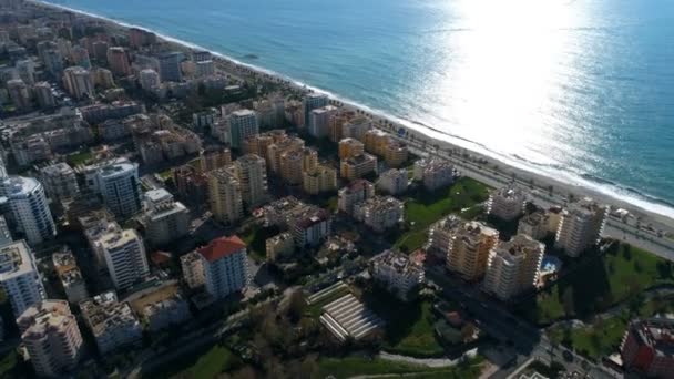 Mahmultar, provincia di Antalya in Turchia. Bellissimo paesaggio della città e della costa con onde che si infrangono del Mar Mediterraneo. Filmato drone, 4k. — Video Stock