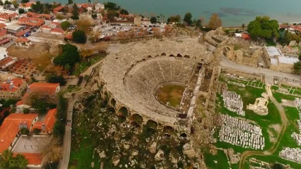 El antiguo Teatro Antiguo en Side, Turquía. Volar helicóptero sobre la ciudad turca bañada por el mar Mediterráneo — Vídeos de Stock