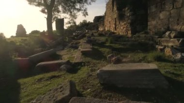 Türkiye 'nin Antalya ilinin güneşli Syedra kentindeki antik harabe Syedra Kalesi' nin üzerinde uçan helikopterin yakın görüntüsü. 4k, ağır çekim..