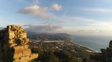 Gün batımında Akdeniz 'le yıkanan güzel şehir Syedra' nın panoraması. Antalya ilinin tarihi Syedra Şatosu üzerinde uçan helikopter, Türkiye.