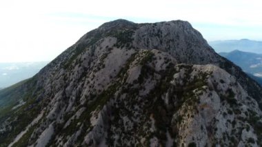 Boğa dağları yeşil kalın ağaçlarla kaplı. Alanya, Türkiye 'nin yeri. Uçan helikopter. Yakın çekim görüntüsü. 4k.