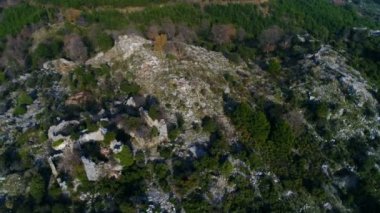 Yakın plan İnsansız Hava Aracı Helikopteri Güzel Yeşil Dağlar Ağaçlar Tepeler 4k Yavaş Hareket Alanya Türkiye Doğa Manzarası.