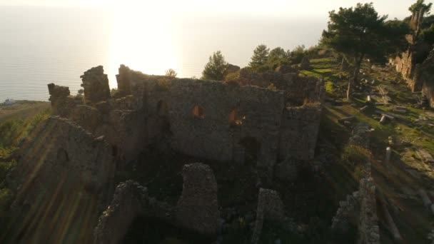 Bellissima vista sull'elicottero delle rovine del Castello di Syedra sulle verdi montagne rocciose del Toro durante il tramonto. Provincia di Antalya in Turchia. Rallentatore, 4k. — Video Stock