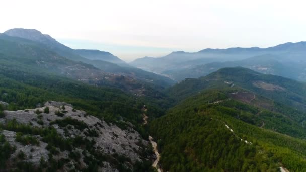 Drone volando. Vista de las imágenes en las montañas de Tauro con bosques verdes y colinas en verano. 4k. Día soleado. Alanya, Turquía ubicación. — Vídeos de Stock