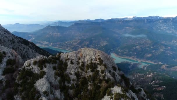 Aerial drone flight over beautiful charming Taurus Mountains covered with green trees, meadows and hills. The flowing Dim River along them. 4k. Panorama view of Alanya, Turkey. — Stok Video