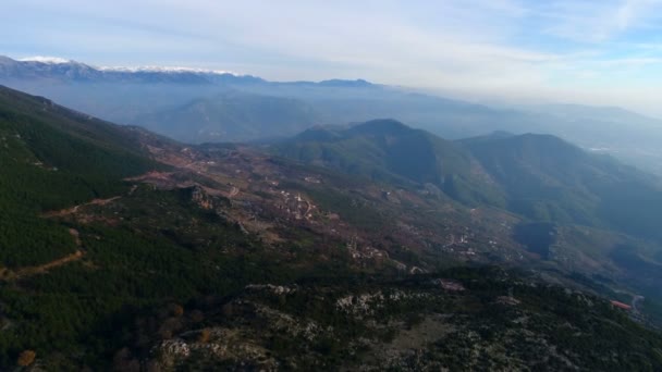 Imágenes aéreas de helicópteros de las encantadoras montañas soleadas de Tauro cubiertas de prados, bosques, colinas y pequeños pueblos en Alanya, Turquía. — Vídeos de Stock