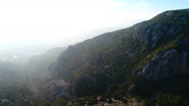 Vuelo aéreo en avión no tripulado sobre hermosas montañas soleadas de Tauro cubiertas de bosques y colinas en ALanya, Turquía. 4k, cámara lenta. — Vídeos de Stock