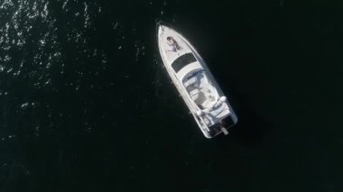 Küçük sürat teknesinin üstünde, hava aracı atışı. Yat, Kızıl Deniz 'i boydan boya geçiyor. Deniz Burnu. New Distinations 'a gidiyorum. Tatil kavramı 4k
