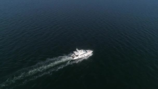 Повітряний безпілотник стріляв над малим швидкісним човном. Яхта йде до Чорноморського напрямку. Морський пейзаж подорожує новими напрямками. Концепція свята 4k — стокове відео