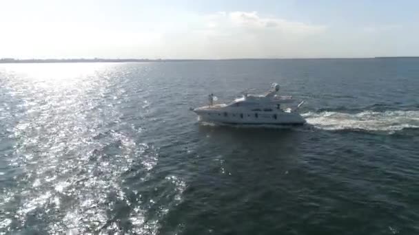 Повітряний дрон Shot, Over Small Speed Boat. Падіння яхти через Червоне море. Морська миша. Подорож до нових місць. Концепція святковості 4k — стокове відео