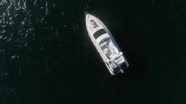 Повітряний дрон Shot, Over Small Speed Boat. Падіння яхти через Червоне море. Морська миша. Подорож до нових місць. Концепція святковості 4k — стокове відео