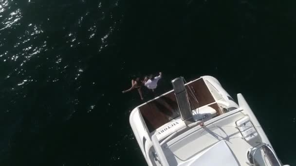 Повітряний дрон Shot, Over Small Speed Boat. Падіння яхти через Червоне море. Морська миша. Подорож до нових місць. Концепція святковості 4k — стокове відео